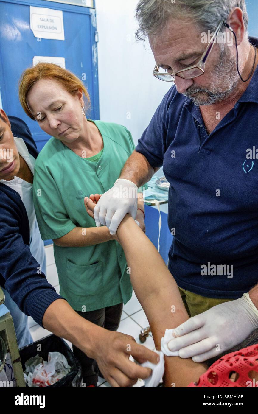Entfernung von hormonellen Verhütungsmitteln, Lancetillo Gesundheitszentrum, La Parroquia, Quiche, Republik Guatemala, Zentralamerika Stockfoto