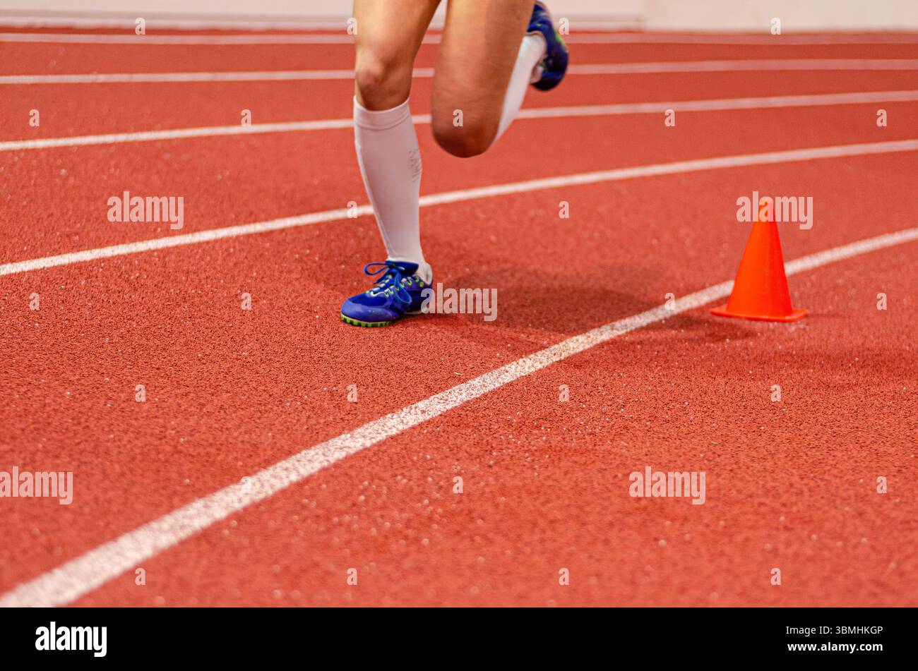 Nahaufnahme der Füße eines Läufers in Laufschuhen, aufgenommen während eines intensiven Sprints auf der Rennstrecke Stockfoto
