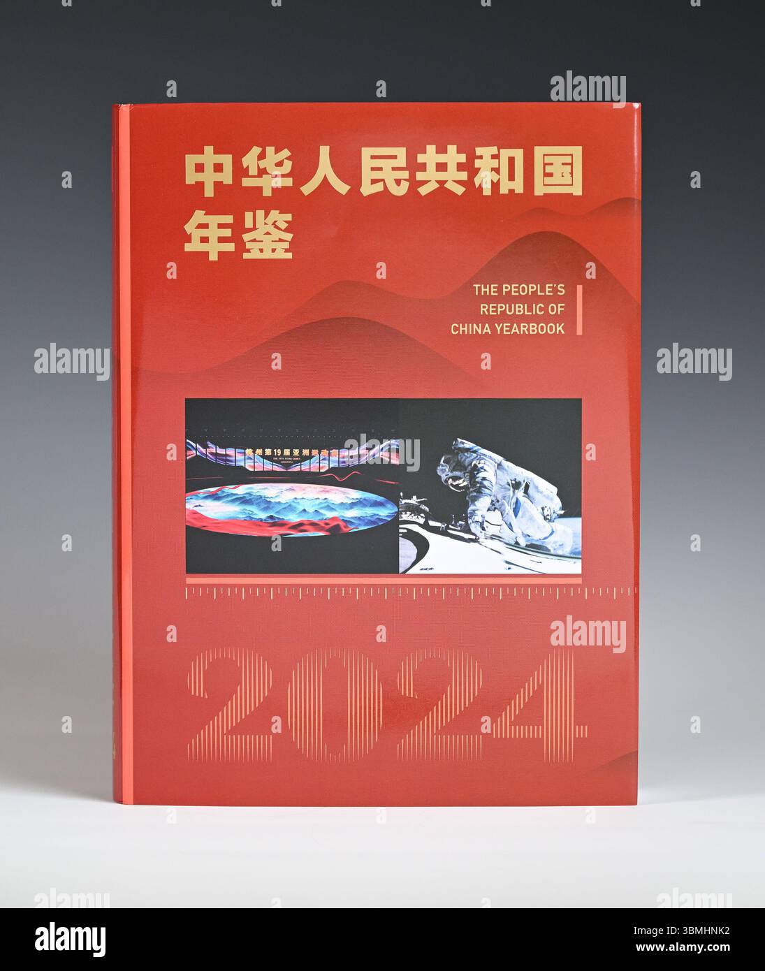 (250627) -- PEKING, 27. Juni 2025 (Xinhua) -- dieses Foto vom 27. Juni 2025 zeigt das 'China Yearbook 2024'. Die chinesische und englische Ausgabe des „China Yearbook 2024“ wurde im Xinhua Verlag veröffentlicht und wird im in- und Ausland vertrieben. Die chinesischsprachige Ausgabe dokumentiert wichtige Ereignisse der chinesischen Reform, Öffnung und Modernisierung im Jahr 2023 über 2,8 Millionen chinesische Schriftzeichen sowie mehr als 100 Fotos von historischem Wert. Die englischsprachige Ausgabe umfasst Abschnitte über Chinas nationale Bedingungen, das politische Parteiensystem, staatliche Institutionen und andere Stockfoto