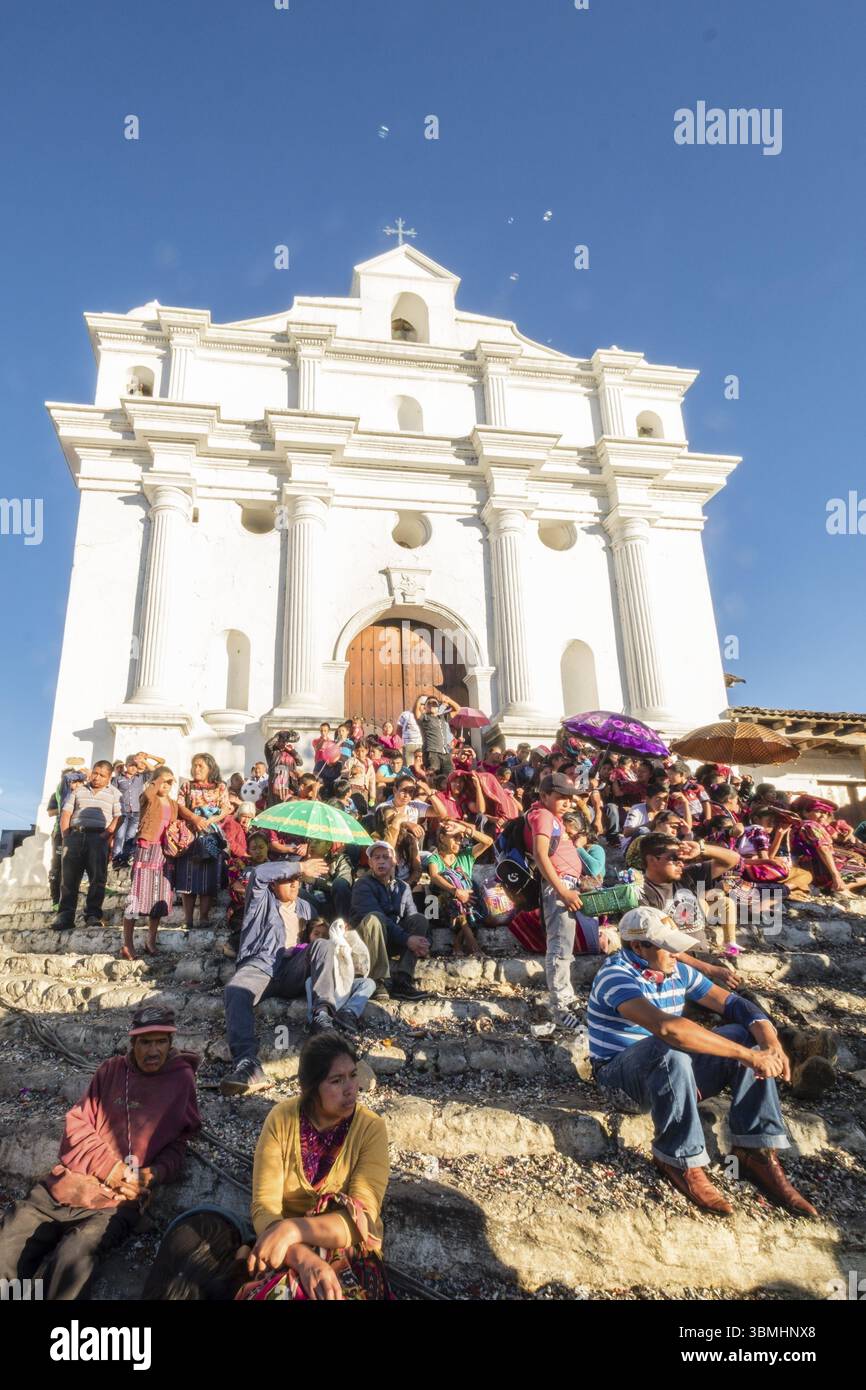 Menschen vor dem Tempel Santo Tomas in Chichicastenango, Republik Guatemala, Zentralamerika Stockfoto