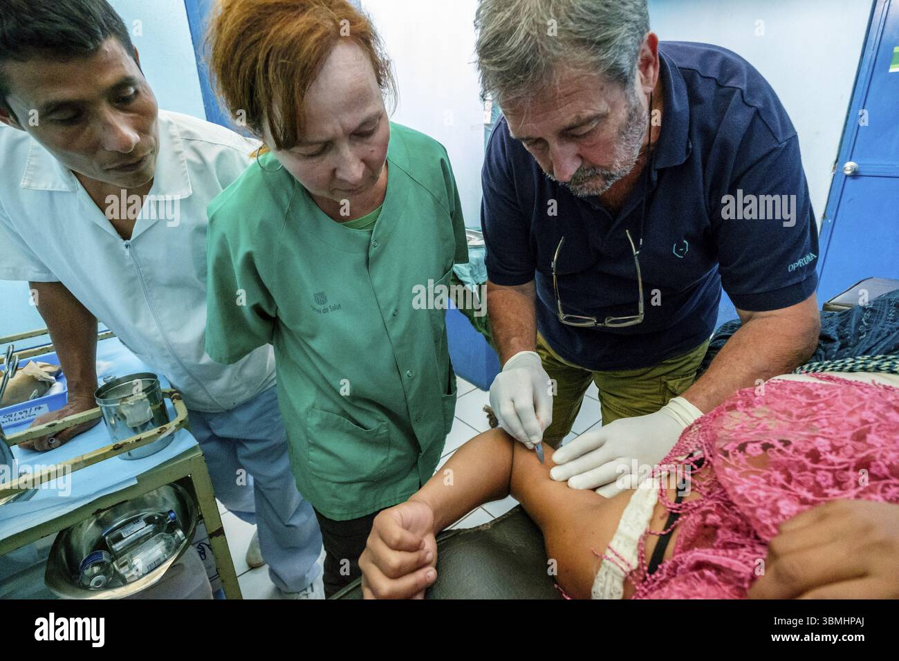 Entfernung von hormonellen Verhütungsmitteln, Lancetillo Gesundheitszentrum, La Parroquia, Quiche, Republik Guatemala, Zentralamerika Stockfoto