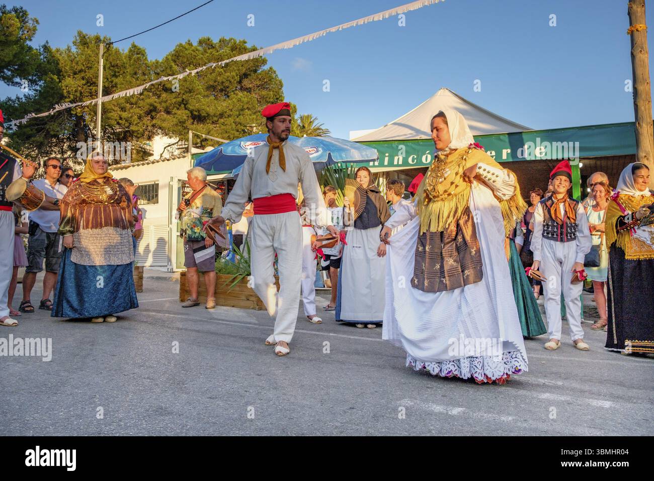 Paare tanzen, traditionelle Landtanz-Ballseiten, typisch ibizanischer Tanz, Portinax, Ibiza, Balearen, Spanien, Europa Stockfoto