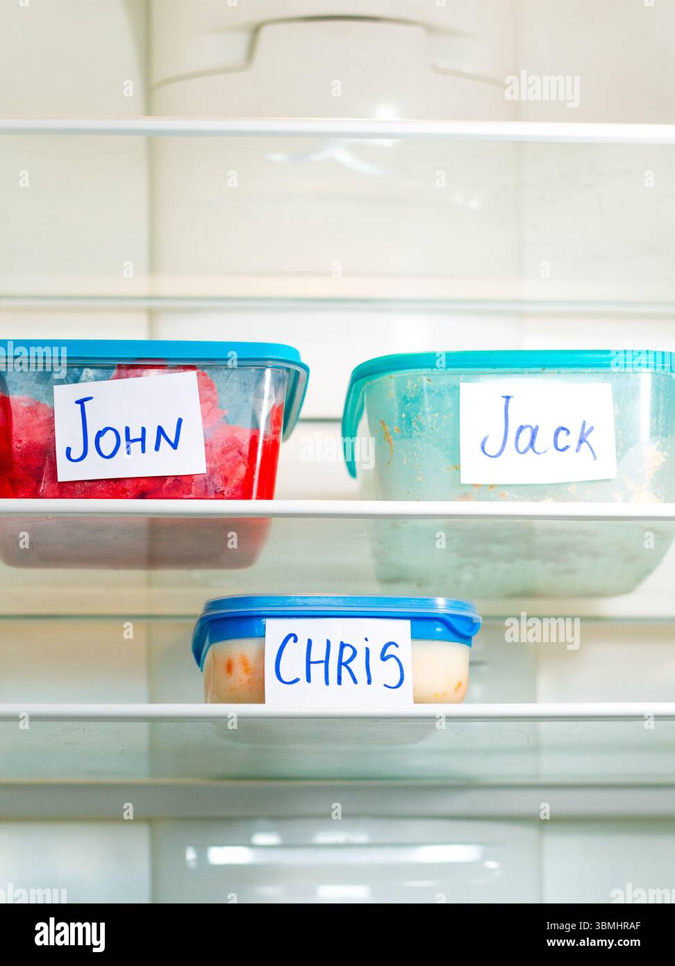 Speisenvorbereitung-Behälter im Bürokühlschrank. Ideal für Zeitmanagement-Inhalte und effiziente Arbeitsbereichseinstellungen. Stockfoto