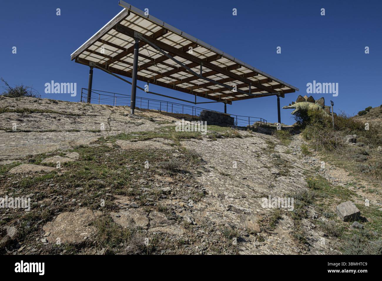 Lebensgroßer Dinosaurier und seine Umgebung, Penaportillo Site, Munilla, La Rioja, Spanien, Europa Stockfoto