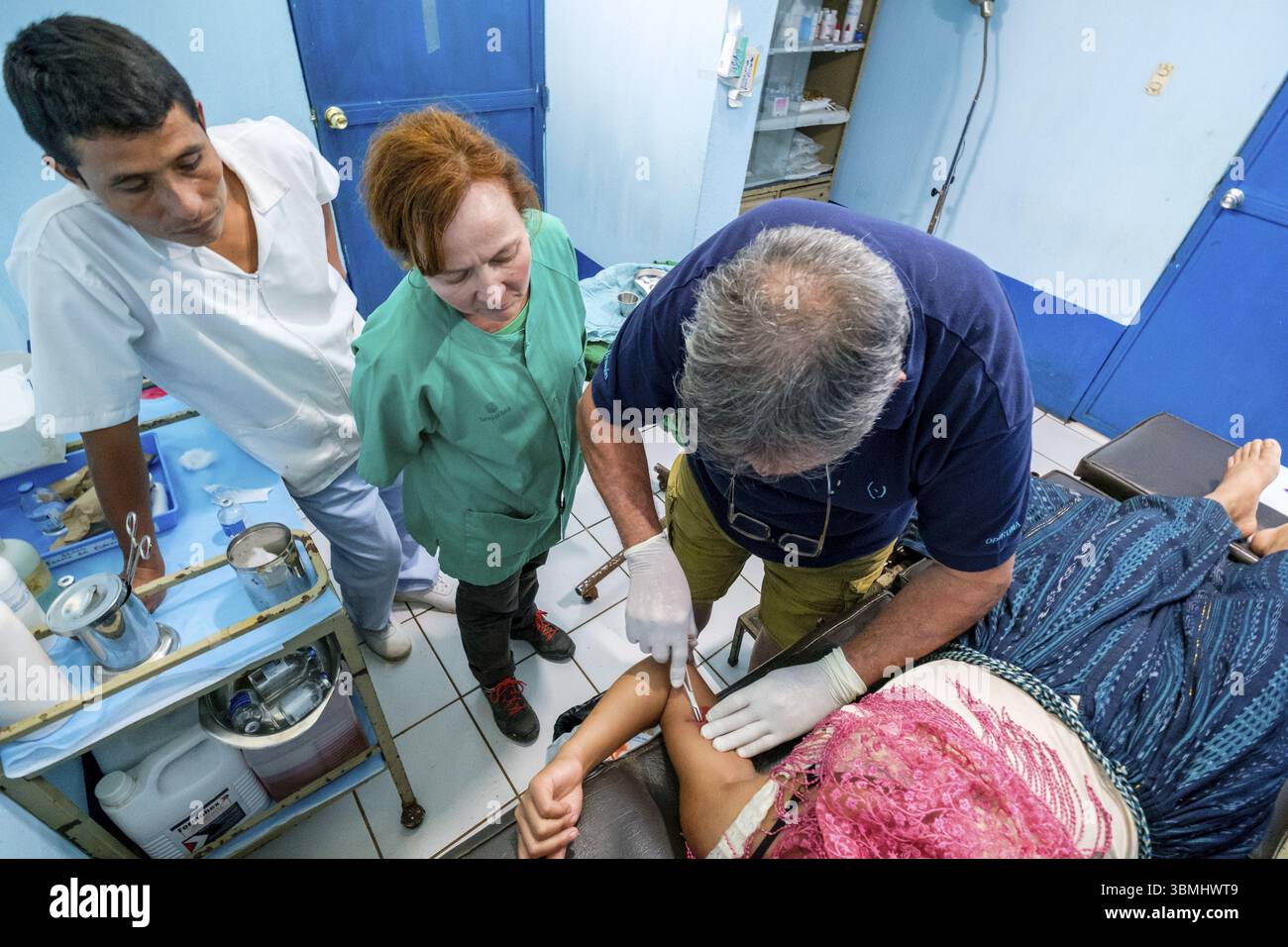 Entfernung von hormonellen Verhütungsmitteln, Lancetillo Gesundheitszentrum, La Parroquia, Quiche, Republik Guatemala, Zentralamerika Stockfoto