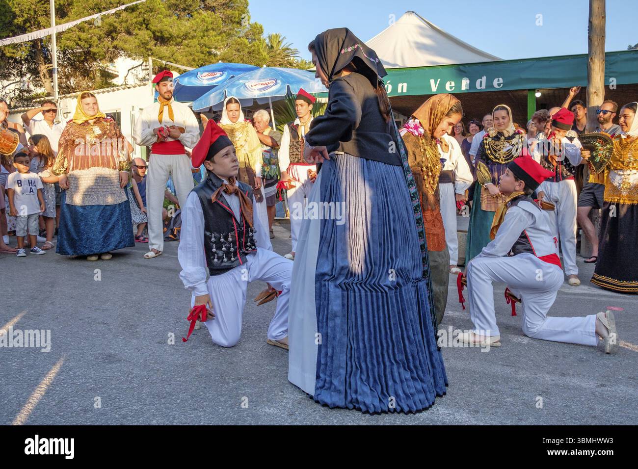 Paare tanzen, traditionelle Landtanz-Ballseiten, typisch ibizanischer Tanz, Portinax, Ibiza, Balearen, Spanien, Europa Stockfoto