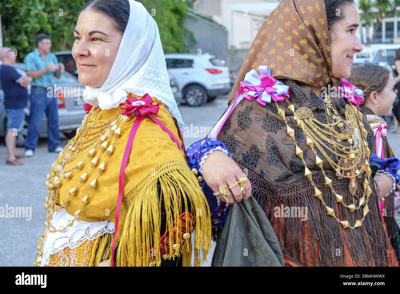 Details der traditionellen Damenkostüme, der traditionellen Ballseiten des Landtanzes, des typischen ibizanischen Tanzes, Portinax, Ibiza, Balearen, Spanien, Europa Stockfoto