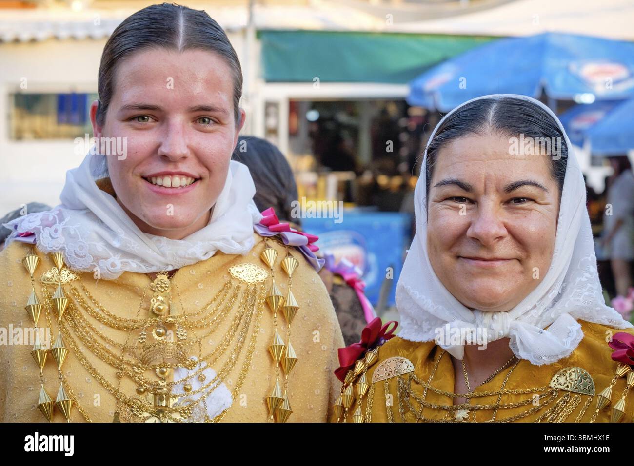 Details der traditionellen Damenkostüme, der traditionellen Ballseiten des Landtanzes, des typischen ibizanischen Tanzes, Portinax, Ibiza, Balearen, Spanien, Europa Stockfoto