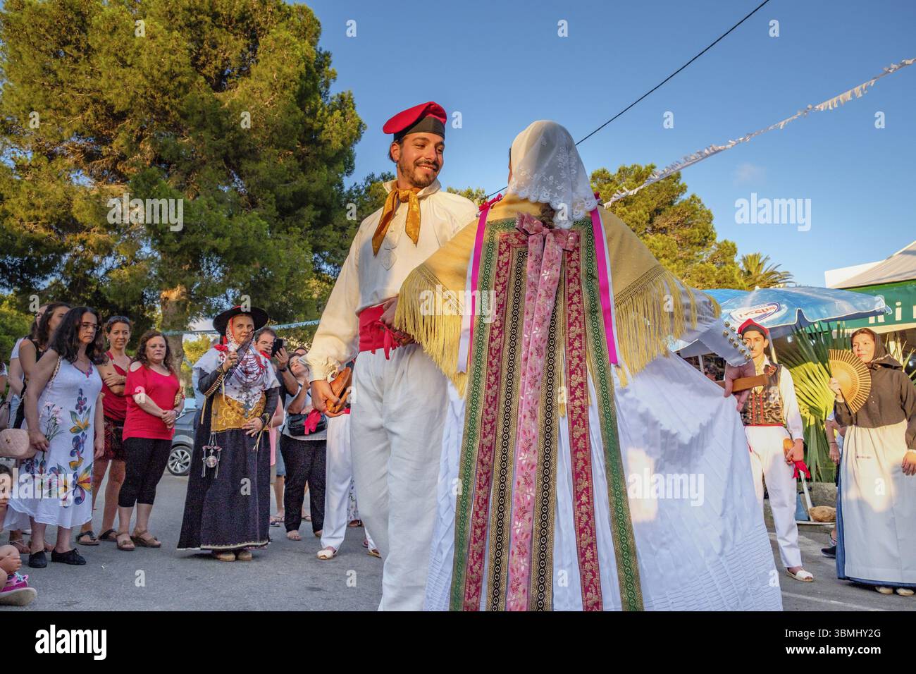 Paare tanzen, traditionelle Landtanz-Ballseiten, typisch ibizanischer Tanz, Portinax, Ibiza, Balearen, Spanien, Europa Stockfoto