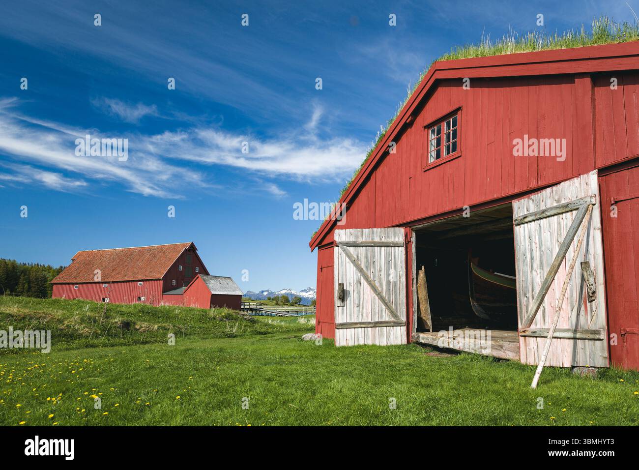 Kjerringøy Gamle Handelsschiff Haus (rote Scheune) mit offenen Türen, Norwegen Stockfoto