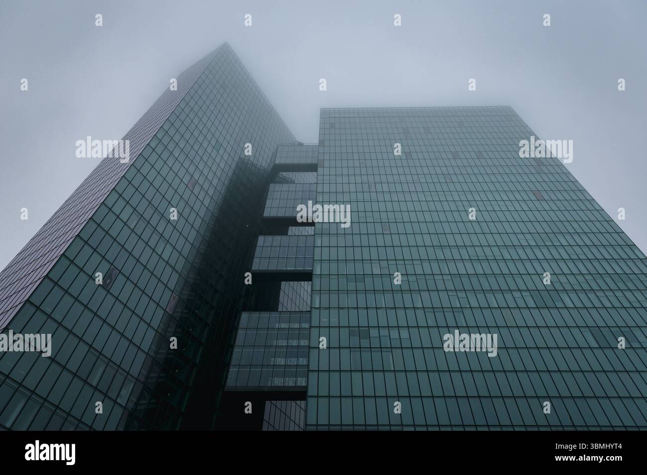 Bürogebäude an einem nebeligen Tag, Wienerberg, Wien, Österreich Stockfoto