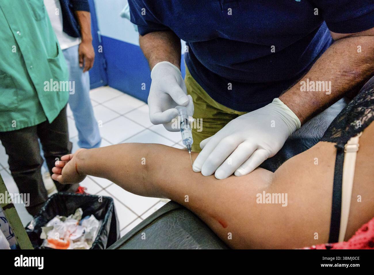 Entfernung von hormonellen Verhütungsmitteln, Lancetillo Gesundheitszentrum, La Parroquia, Quiche, Republik Guatemala, Zentralamerika Stockfoto