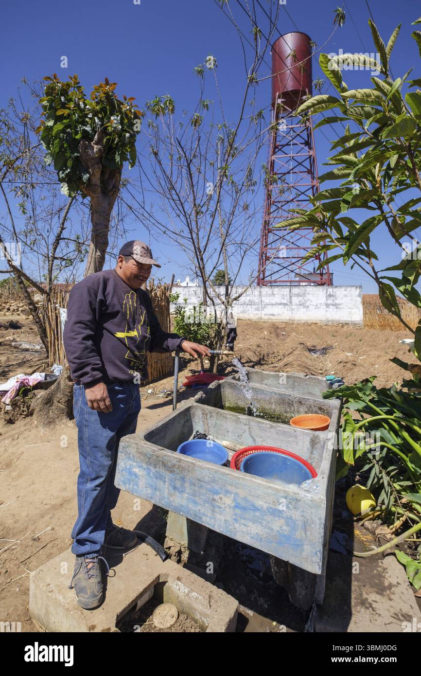 Wassertank aus Kooperationsfonds, San Sebastian Lemoa, Gemeinde Chichicastenango, Quiche, Guatemala, Zentralamerika Stockfoto