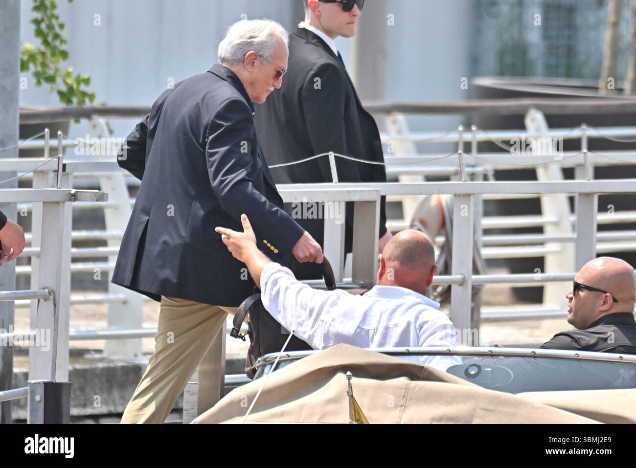 Venedig, Italien. Juni 2025. NAMENSKORREKTUR - Miguel Bezos (Vater von Jeff Bezos) kommt am Flughafen Venedig vor der Hochzeit von Jeff Bezos am 25. Juni 2025 in Venedig an. Foto: Julien Reynaud/APS-Medias/ABACAPRESS.COM Credit: Abaca Press/Alamy Live News Stockfoto