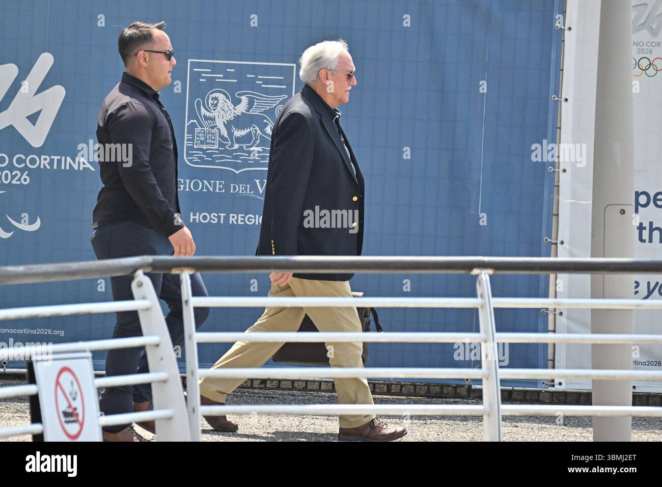 Venedig, Italien. Juni 2025. NAMENSKORREKTUR - Miguel Bezos (Vater von Jeff Bezos) kommt am Flughafen Venedig vor der Hochzeit von Jeff Bezos am 25. Juni 2025 in Venedig an. Foto: Julien Reynaud/APS-Medias/ABACAPRESS.COM Credit: Abaca Press/Alamy Live News Stockfoto