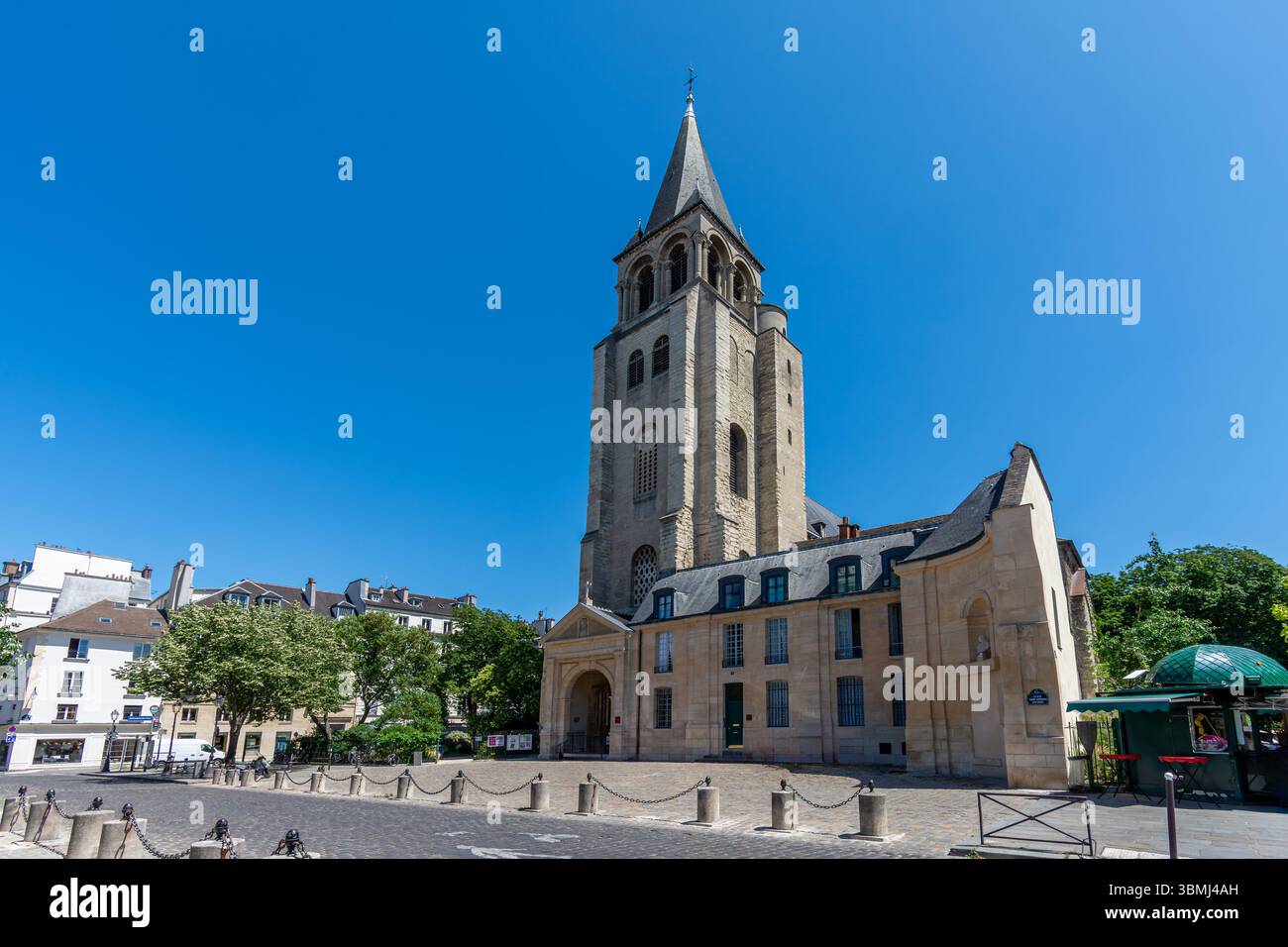 Außenansicht der Kirche Saint-Germain-des-Prés, die diesem sehr touristischen Viertel im 6. Arrondissement von Paris, Frankreich, seinen Namen gab Stockfoto