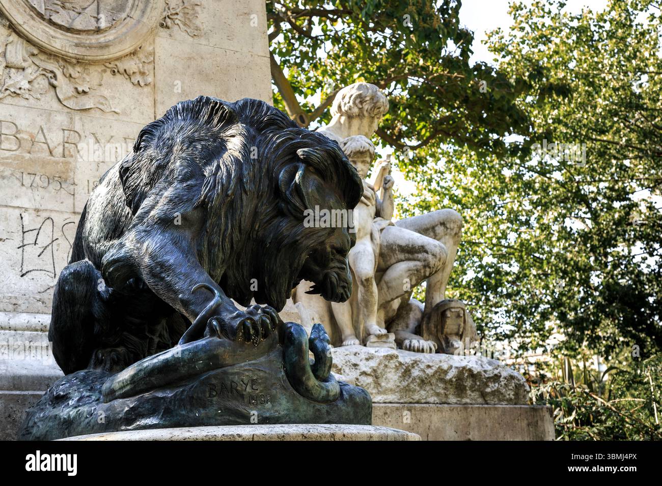 PARIS, FRANKREICH - 30. AUGUST 2019: Dies ist ein Fragment mit Löwe des Denkmals für den Bildhauer und Animatologen Antoine Louis Barye. Stockfoto