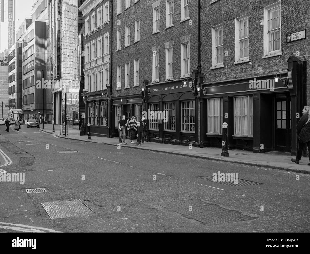Vereinigtes Königreich, London, 4. Juli 2025. Schwarz-weiß-Blick auf eine ruhige Londoner Straße mit traditionellen Backsteinhäusern, einschließlich Pelt Trader Pub, SH Stockfoto
