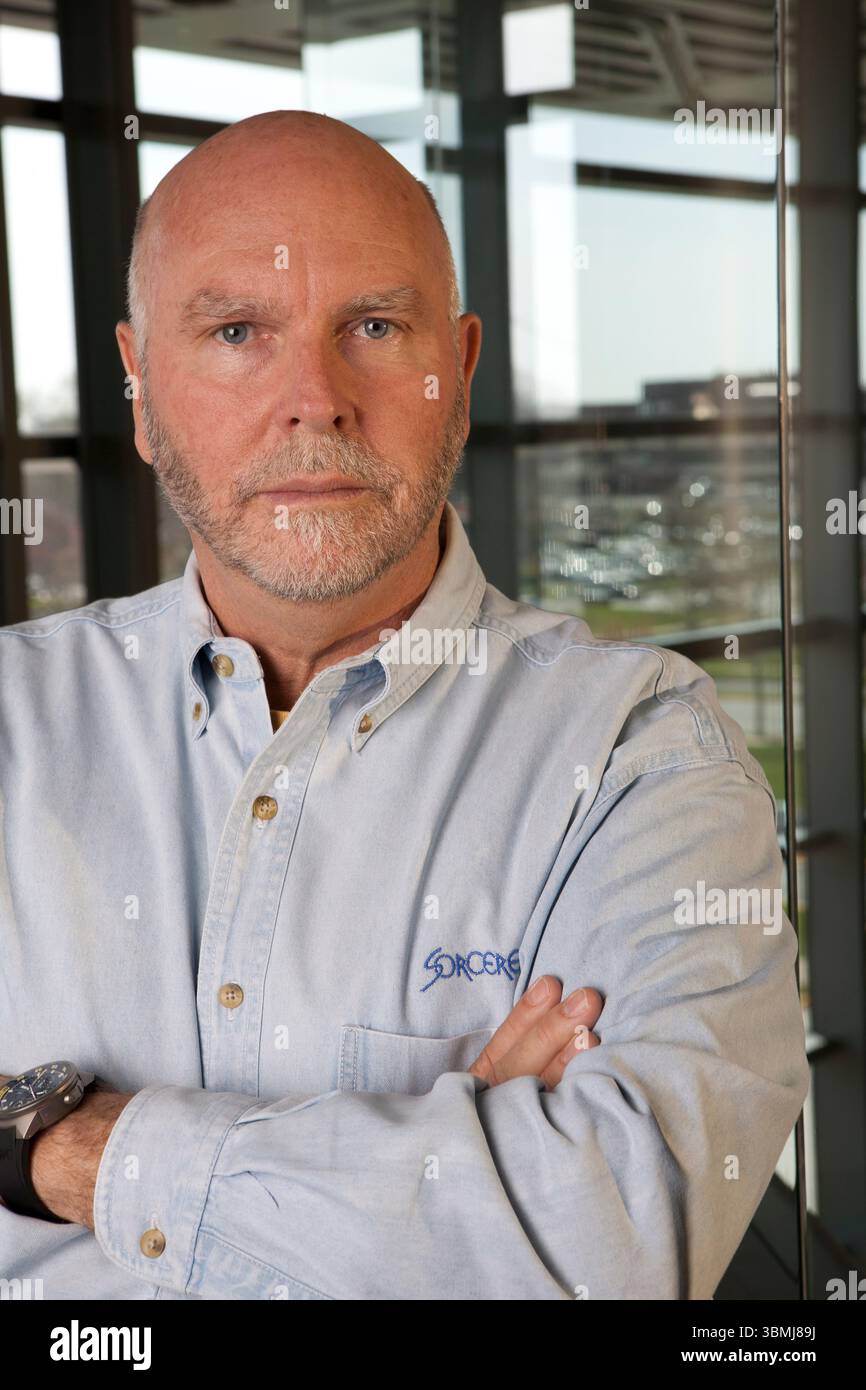 Porträt eines Mannes, der stark in die Kamera starrt. Stockfoto Porträt eines Mannes, der stark in die Kamera starrt. Stockfoto