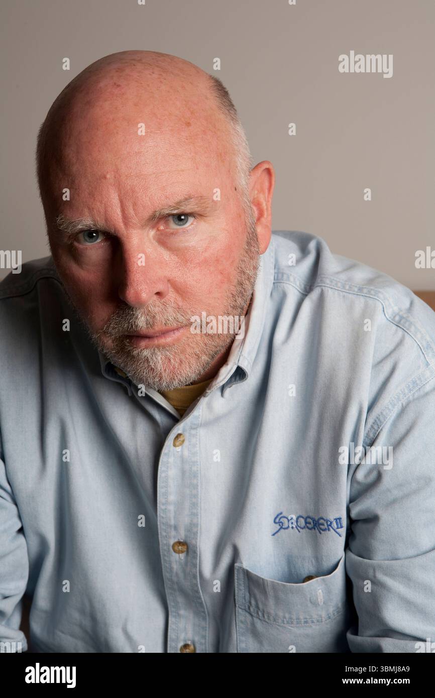 Porträt eines Mannes, der stark in die Kamera starrt Stockfoto Porträt eines Mannes, der stark in die Kamera starrt Stockfoto