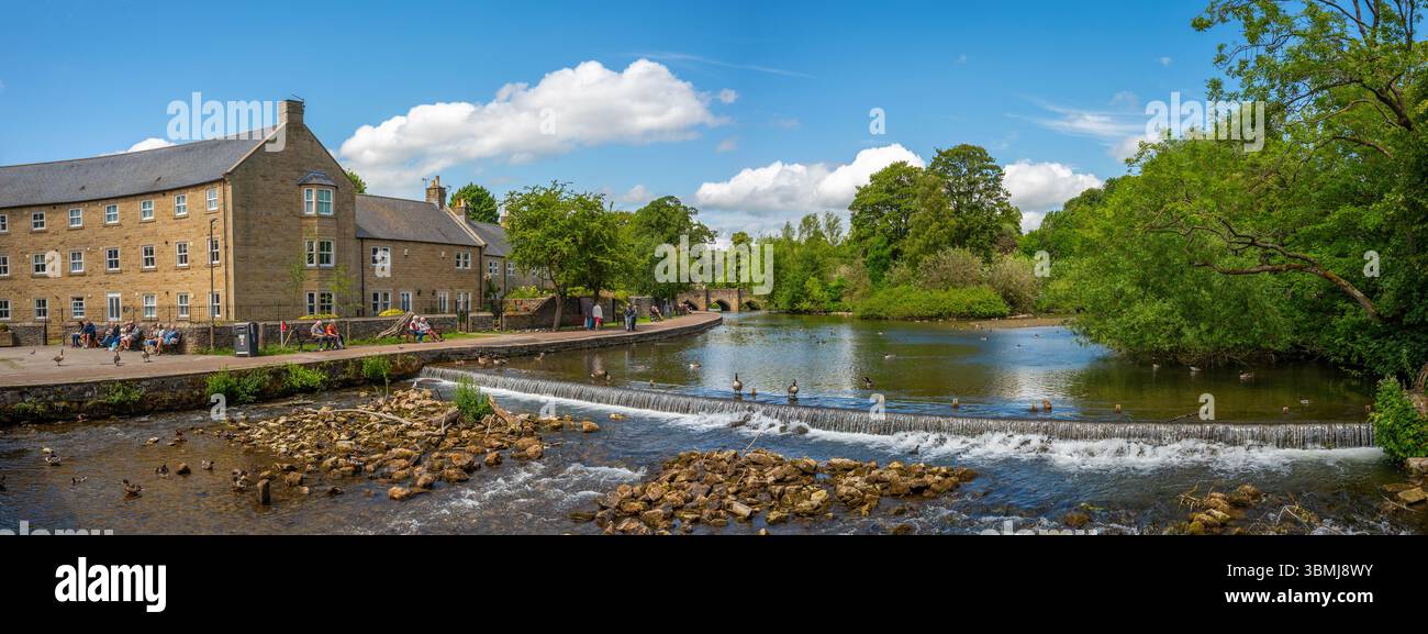 Die Marktstadt Bakewell in Derbyshire liegt im Derbyshire dale und ist eine beliebte Touristenattraktion am River Wye. Stockfoto