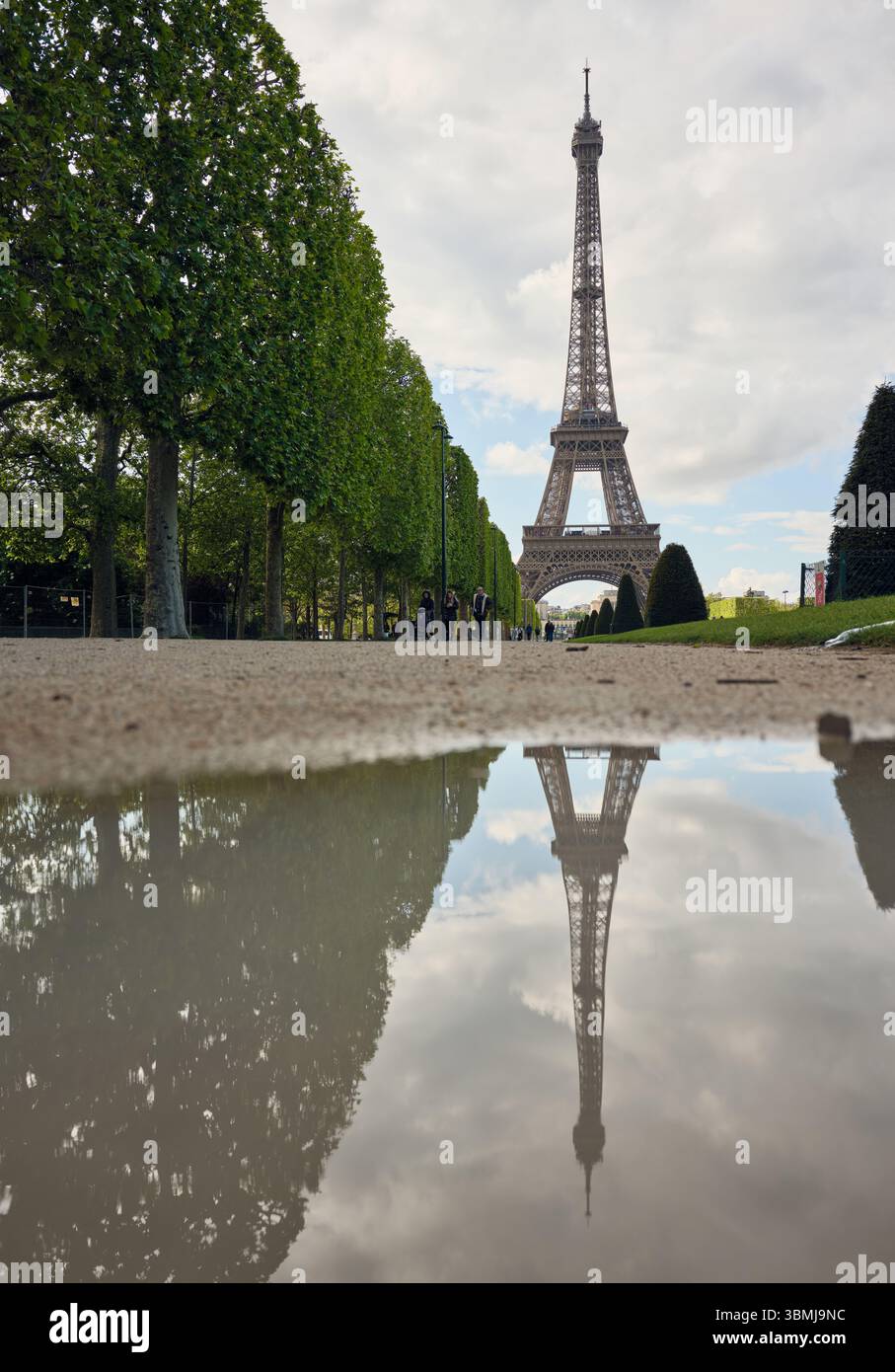 Der Eiffelturm spiegelt sich in der Pfütze nach Regen in paris Stockfoto