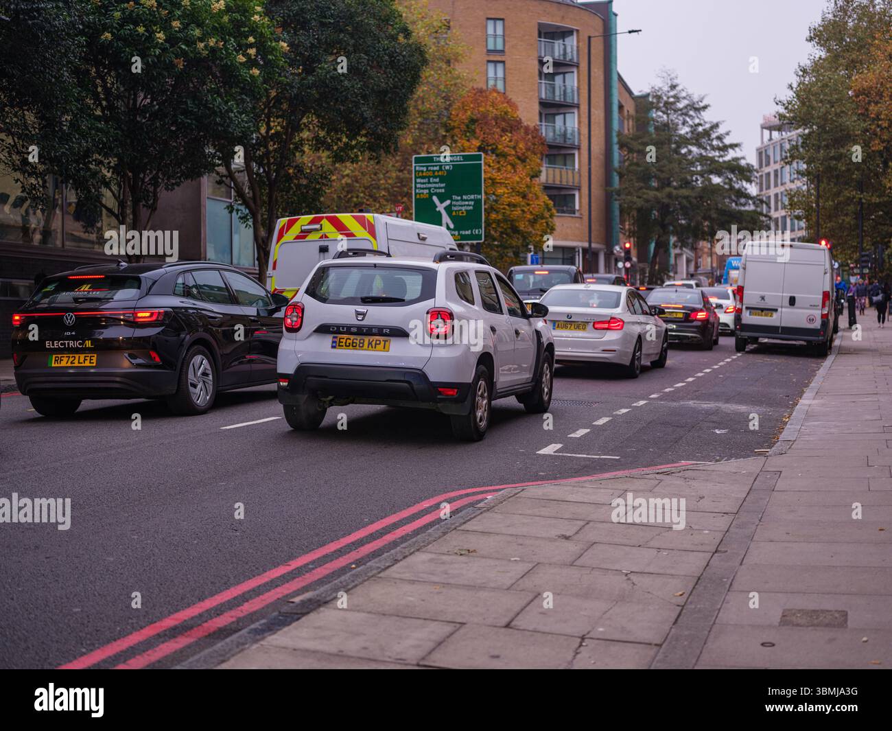 Vereinigtes Königreich, London, 06 Nov 2024. Morgenverkehr in der Nähe von Angel, Islington, da sich die Fahrzeuge an einem bewölkten Herbsttag langsam während der Stoßzeiten bewegen Stockfoto