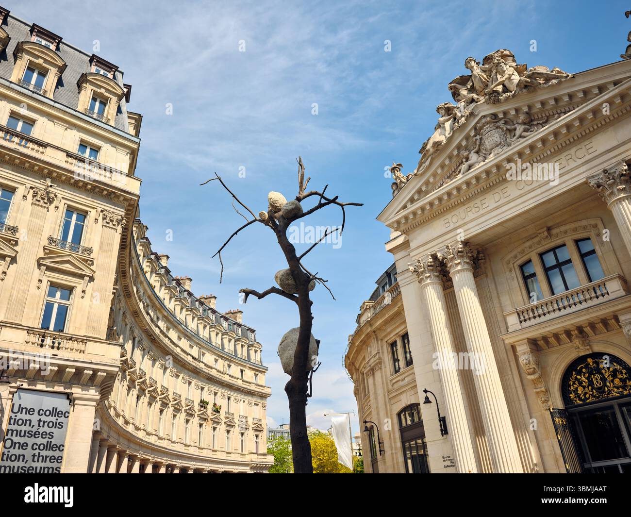 Paris bourse de Commerce Gebäude mit moderner Skulptur Stockfoto