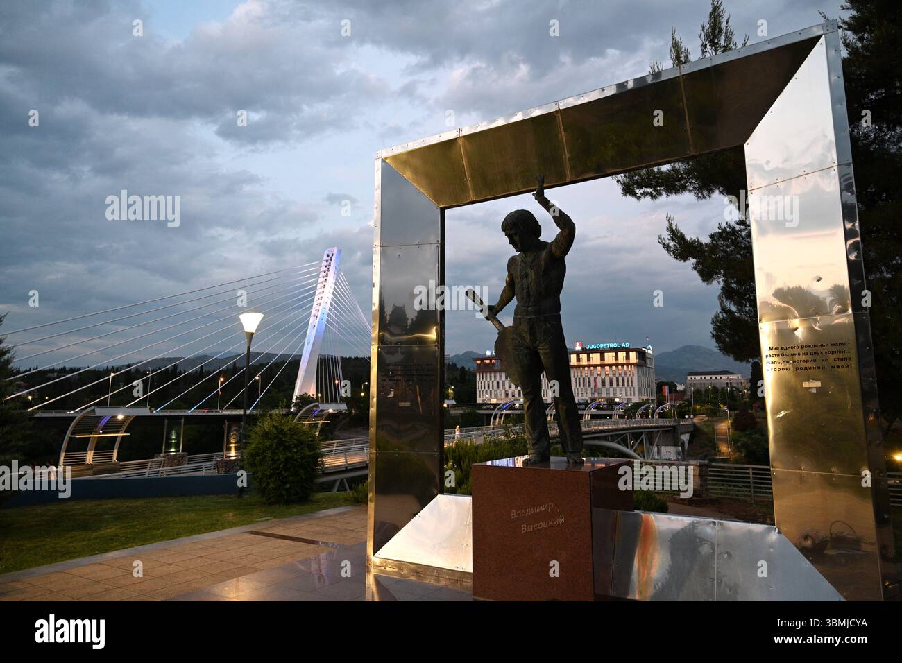 Podgorica, Montenegro - 20. Juni 2025: Denkmal für Wladimir Wysotsky und Millenniumsbrücke in Podgorica. Stockfoto