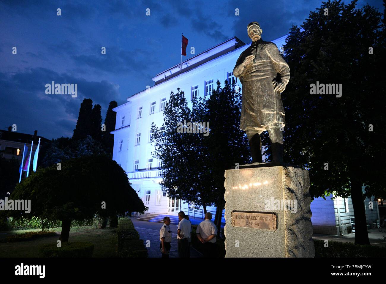 Podgorica, Montenegro - 20. Juni 2025: Rathaus von Podgorica und das Denkmal für Marko Miljanov Popovic. Kommunales Versammlungsgebäude Podgorica. Stockfoto