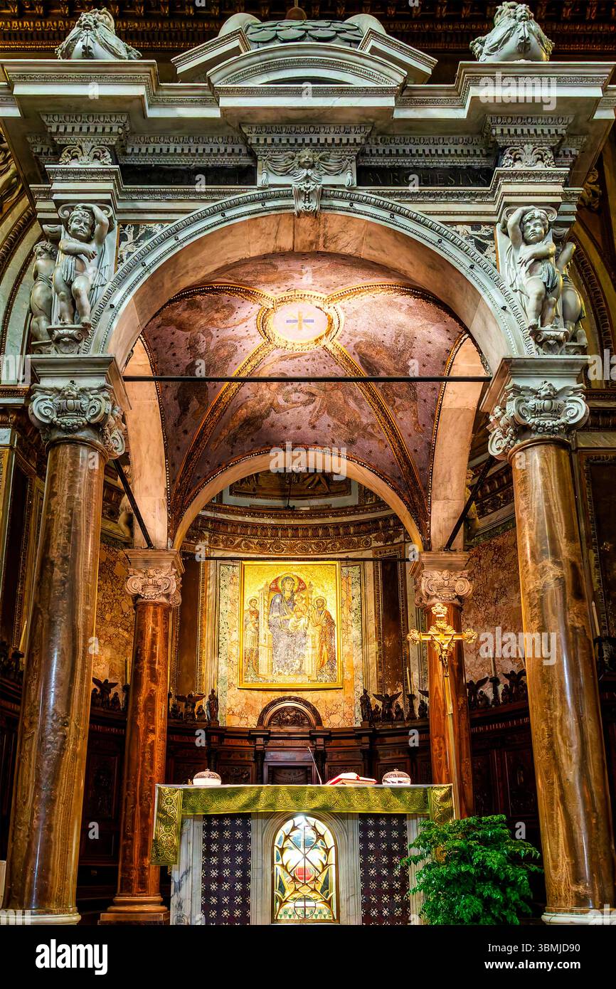 Marmorbaldachin und Altar mit Apsienmosaik in der Basilika San Crisogono, Rom, Italien. Stockfoto