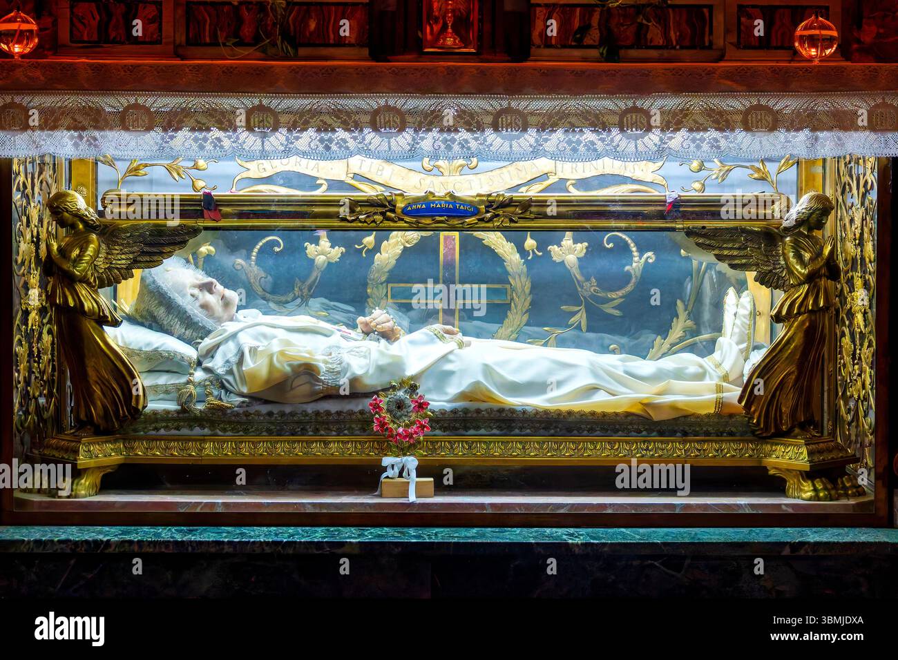 Der Körper der seligen Anna Maria Taigi (1769–1837) ist in einem Glassarg unter dem Altar ihres Schreins in der Basilika San Crisogono, Rom, aufbewahrt Stockfoto