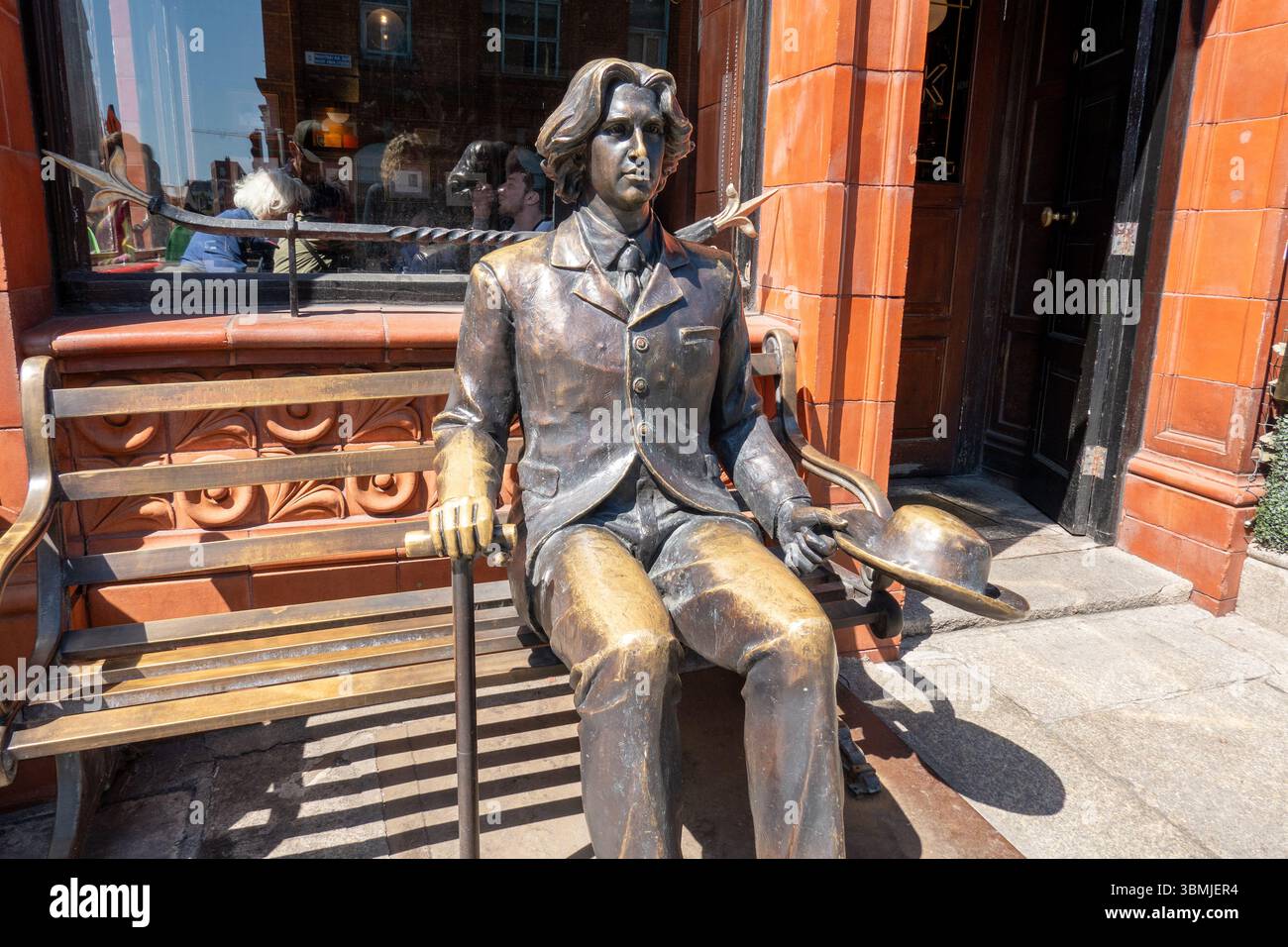 Oscar Wilde Bronze Statue Sat auf Einer Bank vor Kennedy's Pub, Westland Row in Dublin Irland Stock Photo Stockfoto