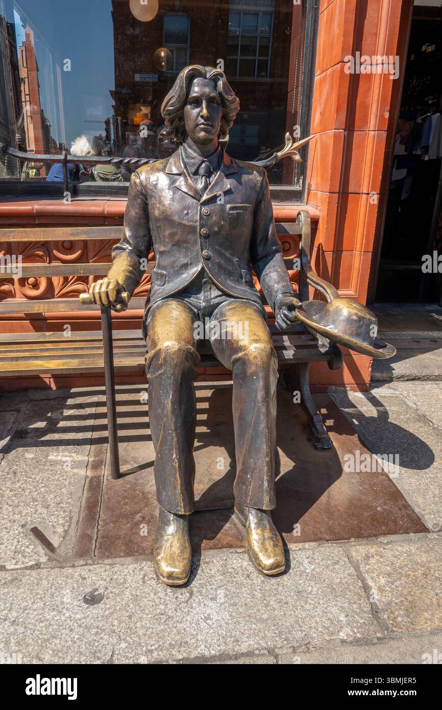 Oscar Wilde Bronze Statue Sat auf Einer Bank vor Kennedy's Pub, Westland Row in Dublin Irland Stock Photo Stockfoto