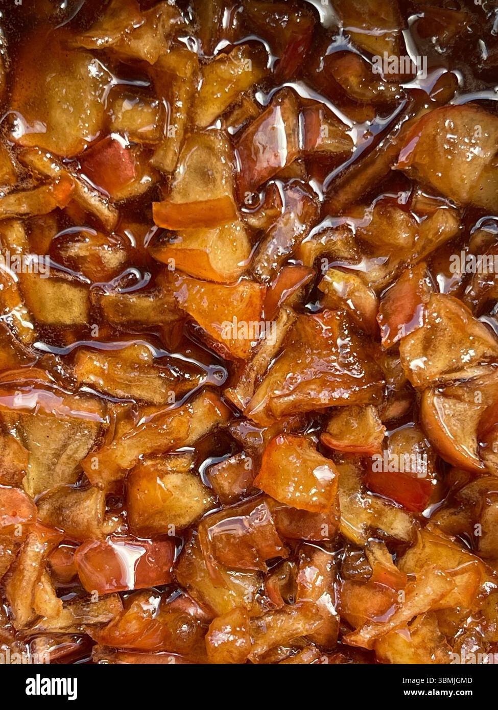 Apfelzimtmarmelade, traditionelle Marmelade, rote Äpfel mit Zimt. Stockfoto