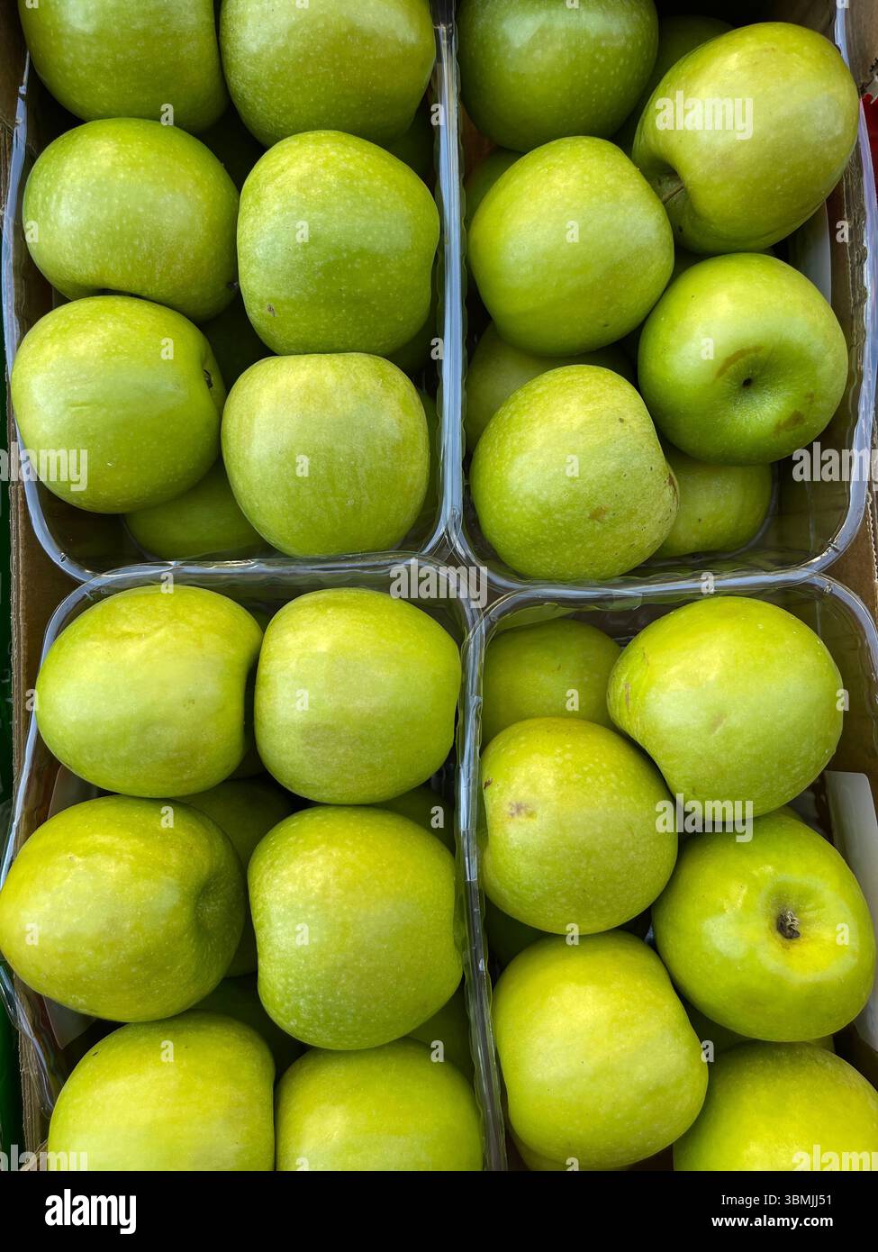 Köstliche saure grüne Äpfel, Blick von oben. Stockfoto