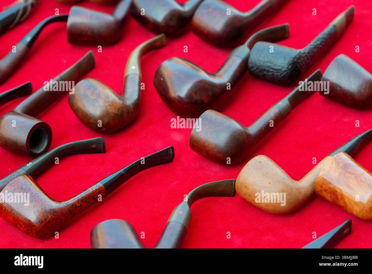 Italien, Lombardei, Flohmarkt, Viele Tabakpfeifen Stockfoto