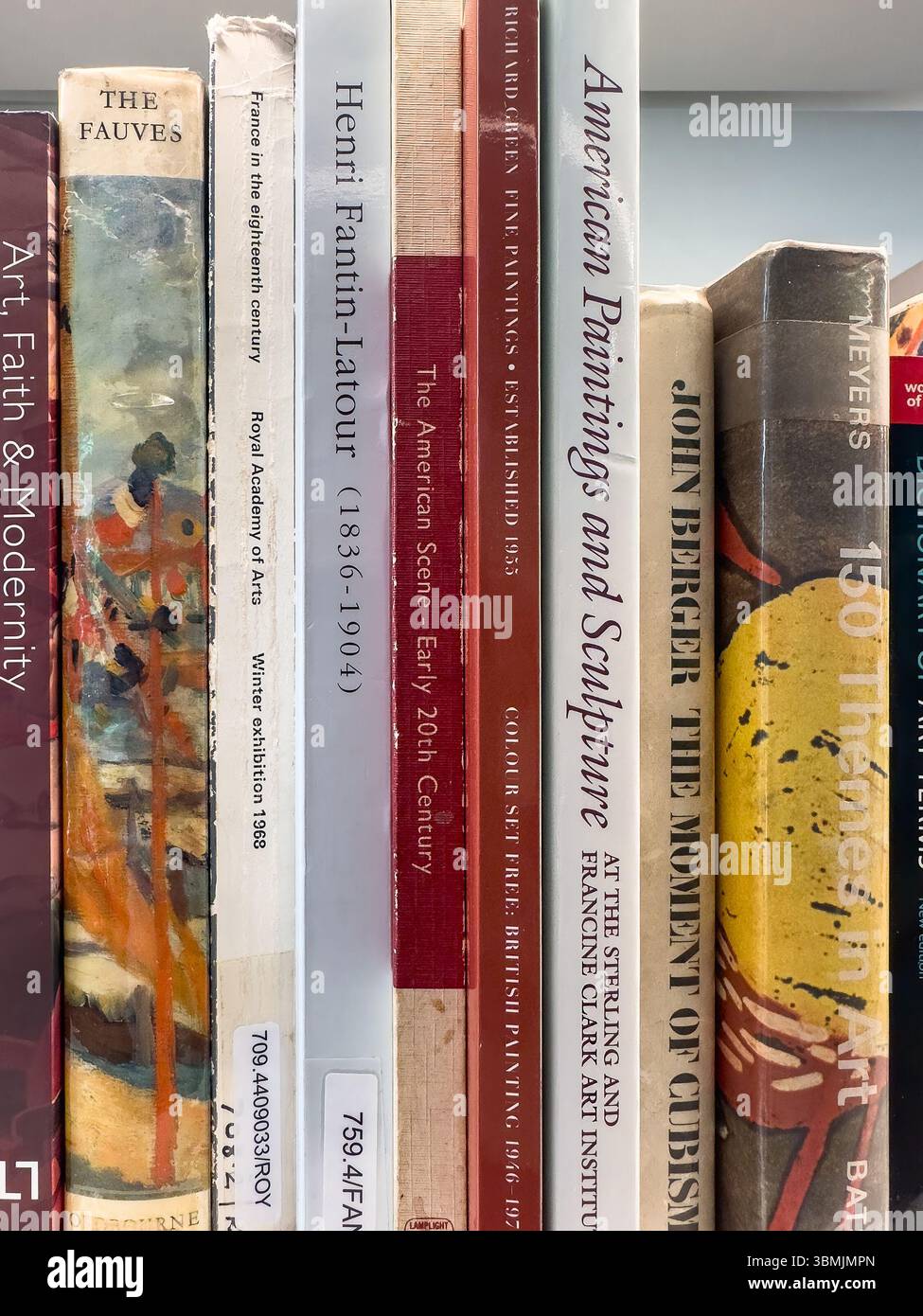 Bücher in einem Regal der Kunstbibliothek, in denen verschiedene historische Kunstbewegungen und Künstler gezeigt werden - Spines Titelseiten Stockfoto
