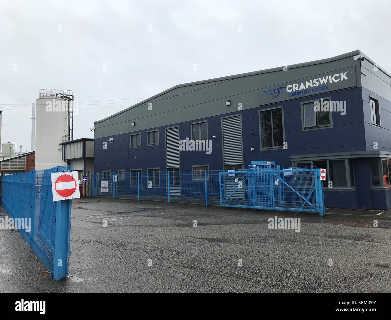 Aktenfoto vom 29. Juni 10/2020 des Fleischverarbeitungswerks Cranswick Country Foods in Watton, Norfolk. Der Fleischgigant Cranswick gab bekannt, dass sein Boss sein Gehaltspaket um mehr als ein Drittel auf 4,6 Millionen Pfund gestiegen ist, da eine seiner Farmen weiterhin im Zentrum von Tierschmißansprüchen steht. Ausgabedatum: Freitag, 27. Juni 2025. In ihrem Jahresbericht hat die Firma ???? Großbritanniens größter Schweinefleischlieferant??? Der Geschäftsführer Adam Couch erhielt einen jährlichen Bonus von 1,7 Millionen Pfund und potenzielle langfristige Aktienzuschläge im Wert von 1,9 Millionen Pfund, zusätzlich zu seinem Gehalt von 847.400 Pfund im Jahr bis März. Sein Gesamtgehalt stieg um 34 % höher, von £3 Stockfoto