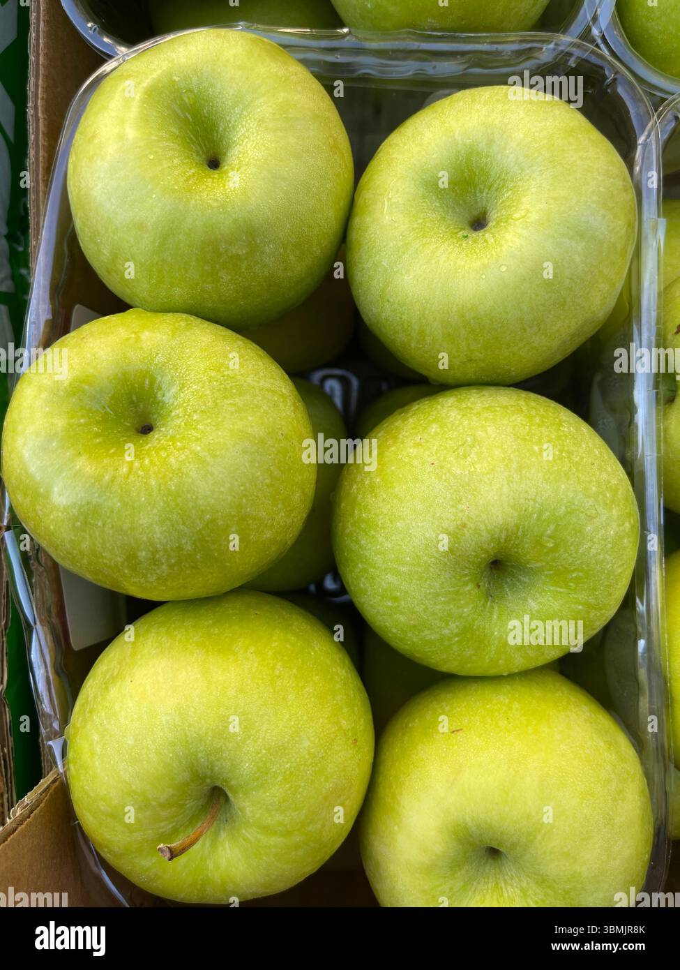 Blick von oben auf grüne Äpfel. Stockfoto