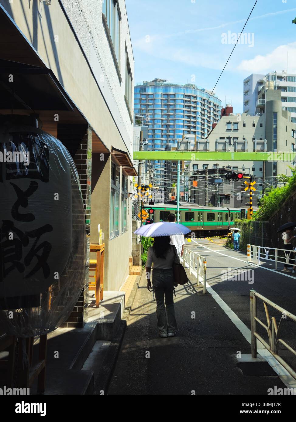 Shibuya Backstreet Crossing mit Yamanote Line Stockfoto