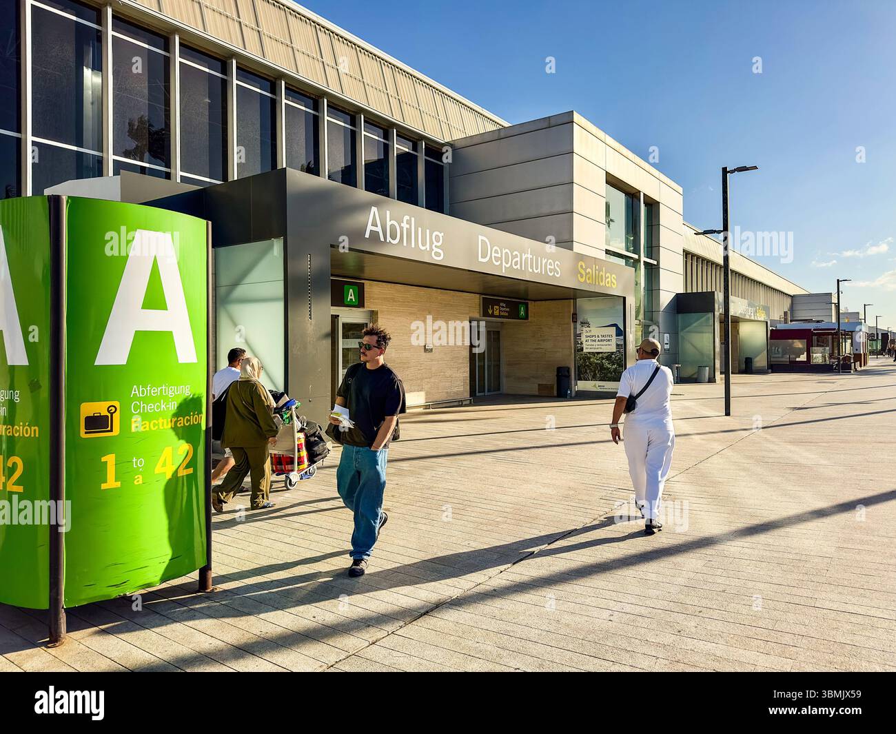Reisende zu Fuß zum Eingang des teneriffa-sur Flughafen, Abflugschild, spanien, Verspätungen und Flüge Konzept kanarische Inseln spanien - Smartphone-aufgenommenes Stockfoto