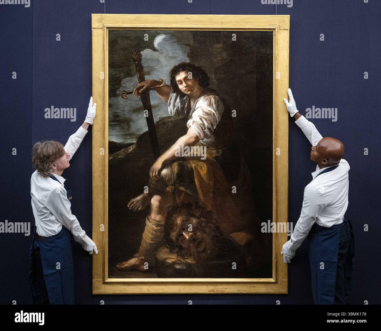 London, England, Großbritannien. Juni 2025. Sotheby's Spezialisten stehen neben dem Heiligen Quirinus von Neuss von Lorenzo di Credi während der Old Masters Preview in London. Die Arbeiten werden auf GBP2.000.000-3.000.000 geschätzt. (Kreditbild: © Thomas Krych/ZUMA Press Wire) NUR REDAKTIONELLE VERWENDUNG! Nicht für kommerzielle ZWECKE! Stockfoto