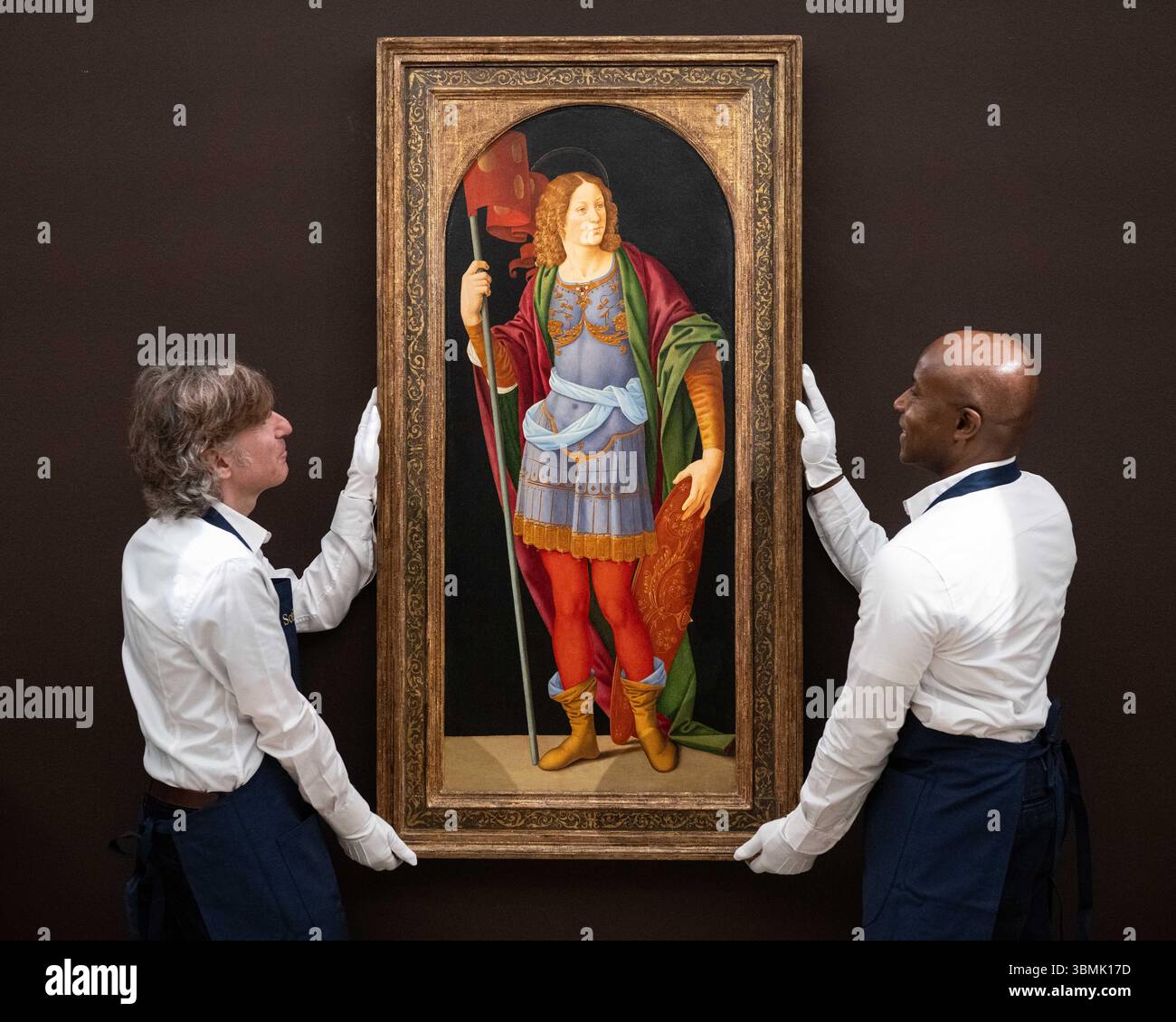 London, England, Großbritannien. Juni 2025. Sotheby's Spezialisten stehen neben dem Heiligen Quirinus von Neuss von Lorenzo di Credi während der Old Masters Preview in London. Die Arbeiten werden auf GBP2.000.000-3.000.000 geschätzt. (Kreditbild: © Thomas Krych/ZUMA Press Wire) NUR REDAKTIONELLE VERWENDUNG! Nicht für kommerzielle ZWECKE! Stockfoto