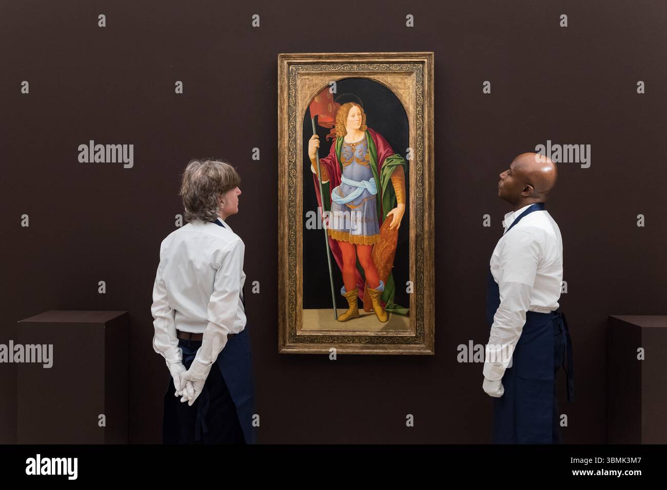 LONDON, VEREINIGTES KÖNIGREICH - 27. JUNI 2025: Kunstschaffende betrachten ein Gemälde mit dem Titel „Saint Quirinus of Neuss“ von Lorenzo di Credi, Schätzung: £ 2.000.000 - 3.000.000 während eines Fotoanrufs in Sotheby's Auktionshaus vor dem Old Masters Sale in London, Vereinigtes Königreich am 27. Juni 2025. (Foto: Wiktor Szymanowicz/NurPhoto) Stockfoto