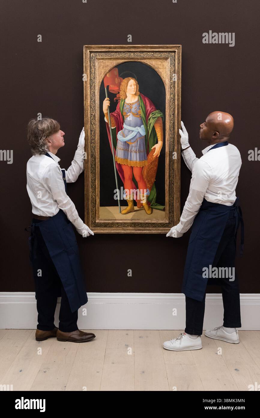 LONDON, VEREINIGTES KÖNIGREICH - 27. JUNI 2025: Kunstschaffende halten ein Gemälde mit dem Titel „Saint Quirinus of Neuss“ von Lorenzo di Credi, Schätzung: £ 2.000.000 - 3.000.000 während eines Fotoanrufs in Sotheby's Auktionshaus vor dem Old Masters Sale in London, Vereinigtes Königreich am 27. Juni 2025. (Foto: Wiktor Szymanowicz/NurPhoto) Stockfoto