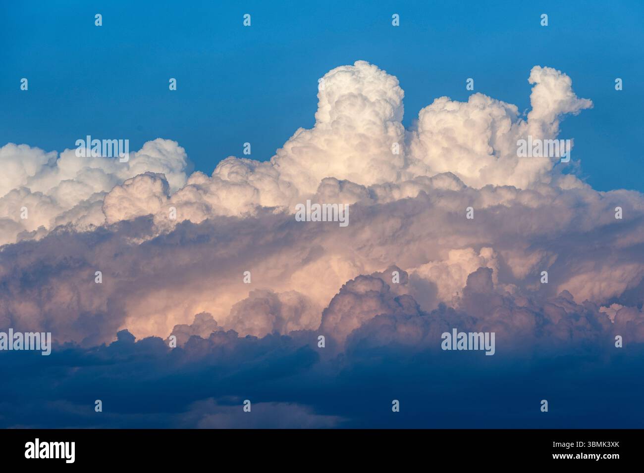 Nahaufnahme abstraktes Bild großer flauschiger Wolken am Himmel mit Blautönen und Textur Stockfoto
