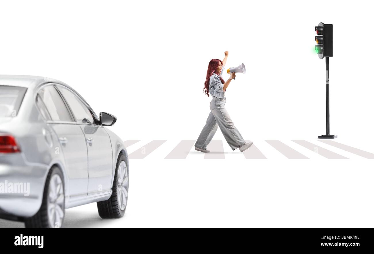 Asiatische Frau, die auf Zebraüberquerung läuft und mit einem Megaphon auf weißem Hintergrund brüllt Stockfoto