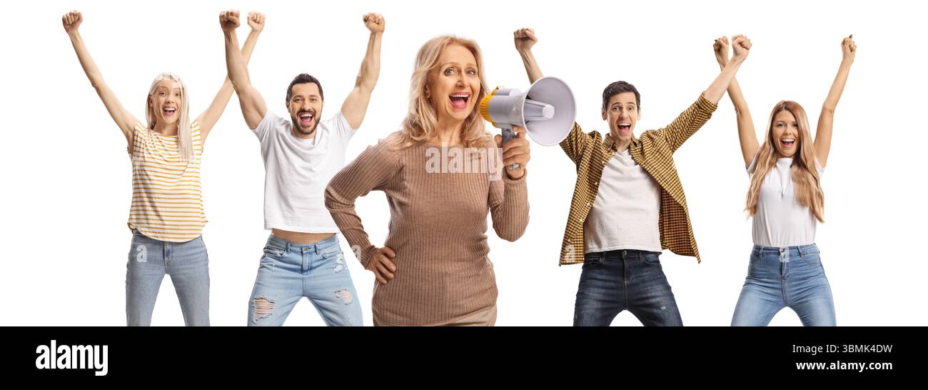 Frau mittleren Alters, die mit einem Megaphon vor einer Gruppe glücklicher Menschen spricht, isoliert auf weißem Hintergrund Stockfoto