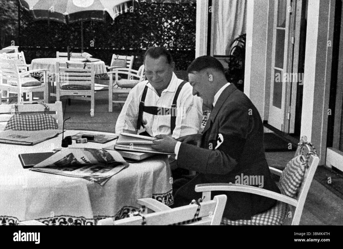 Deutschland, Obersalzberg, 1933 Adolf Hitler (* 20. April 1889 in Braunau am Inn, 30. April 1945 in Berlin) war ein deutscher Politiker österreichischer Herkunft. Er war ab 29. Juli 1921 Vorsitzender der NSDAP, wurde am 30. Januar 1933 Reichskanzler und war von 1934 bis zu seinem Selbstmord 1945 unter dem Titel „Führer und Reichskanzler“ sowie ab 4. Februar 1938 Oberbefehlshaber der Wehrmacht. [Automatisierte Übersetzung] Stockfoto